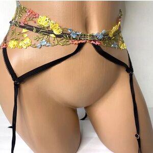 New Victoria's Secret Bright Floral Garter Belt.
Size:XS/S